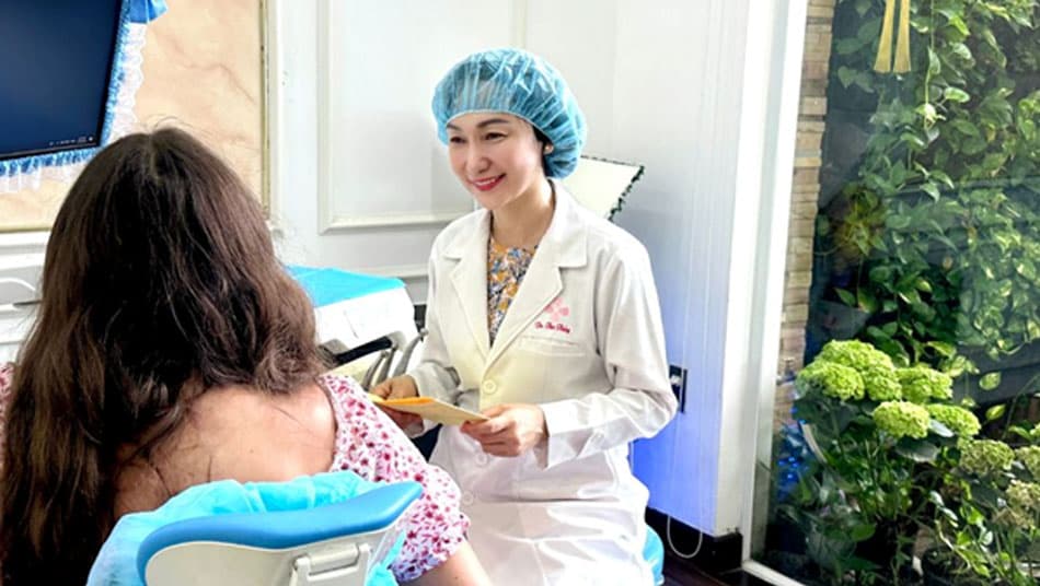 Dr. Thu Thuy talks with patients before treatment