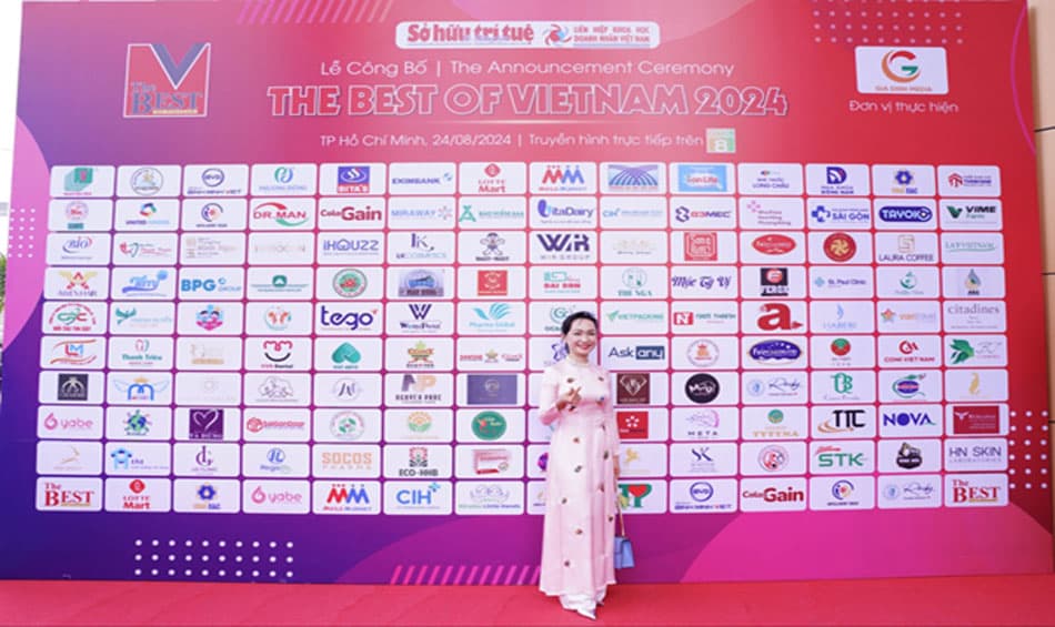 The representative of East Rose Dental Clinic at the "The Best of Vietnam 2024" awards ceremony