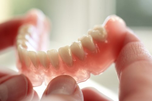How to Plant Dentures for the Elderly?
