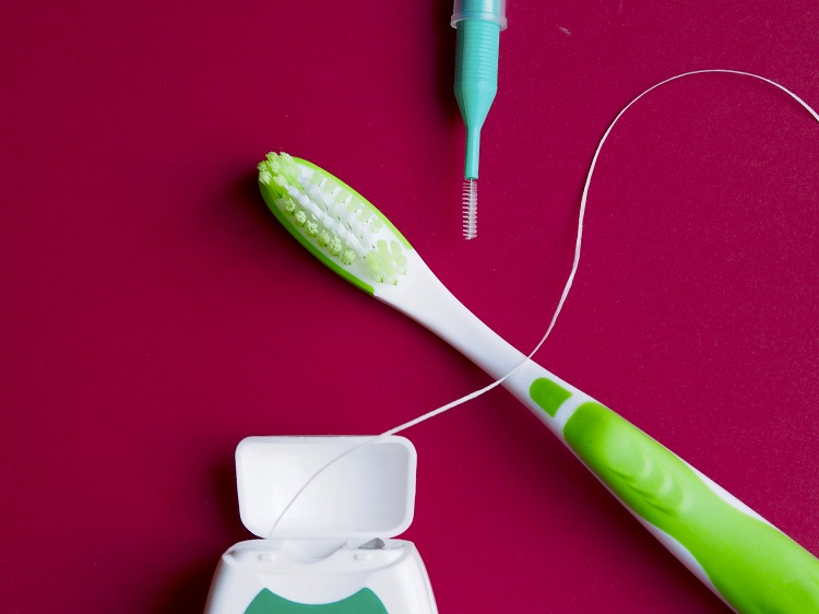 oral hygiene with interdental brushes